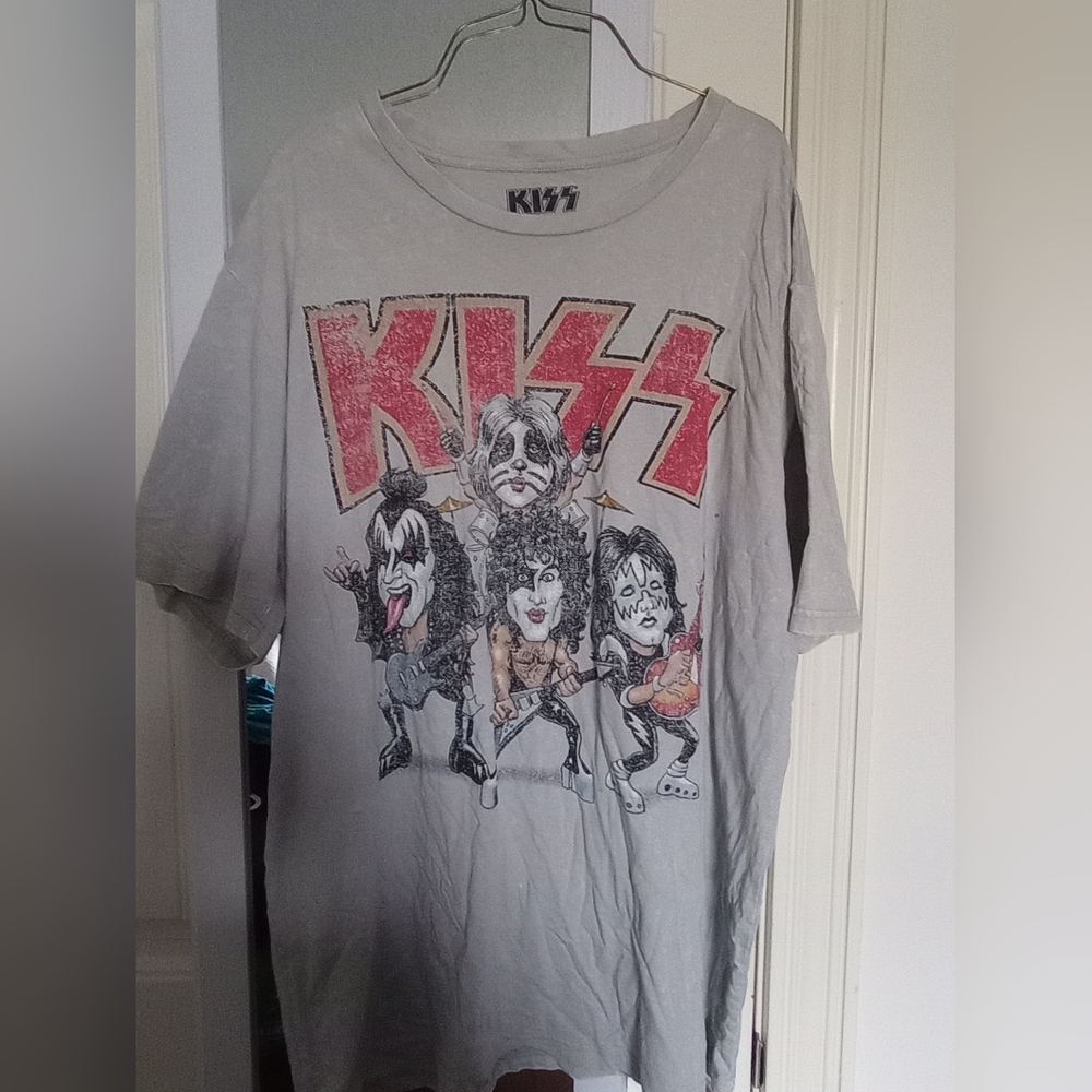 Kiss Cartoon Band Tee - Light Gray and Red